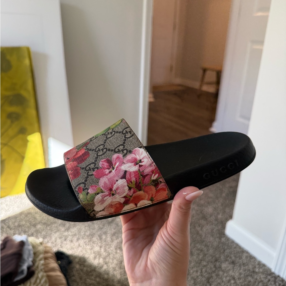 Gucci Women's Black and Pink Floral Sandals - Picture 6 of 7